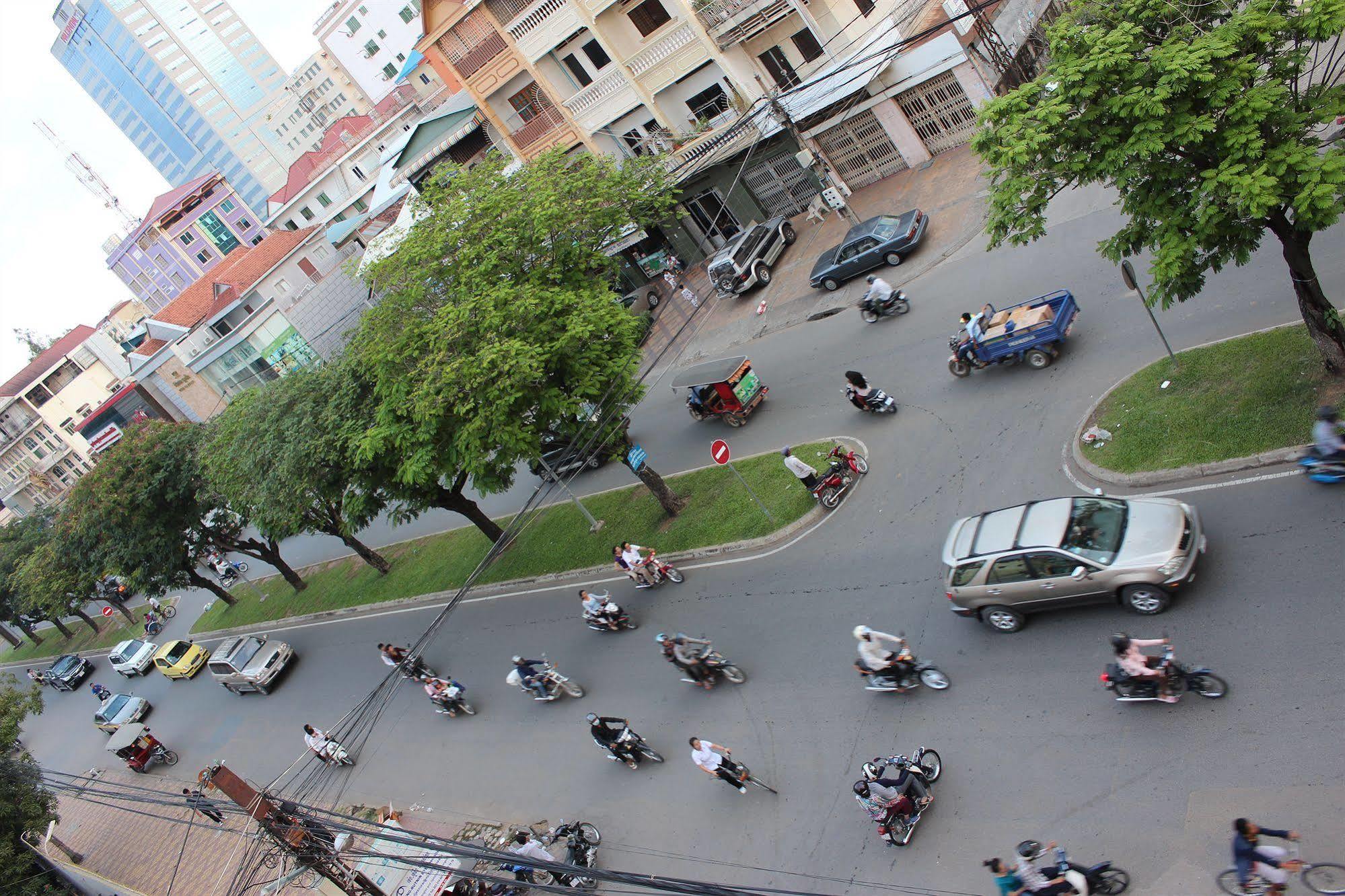 Lucky 1 Guesthouse Phnom Penh Exteriör bild