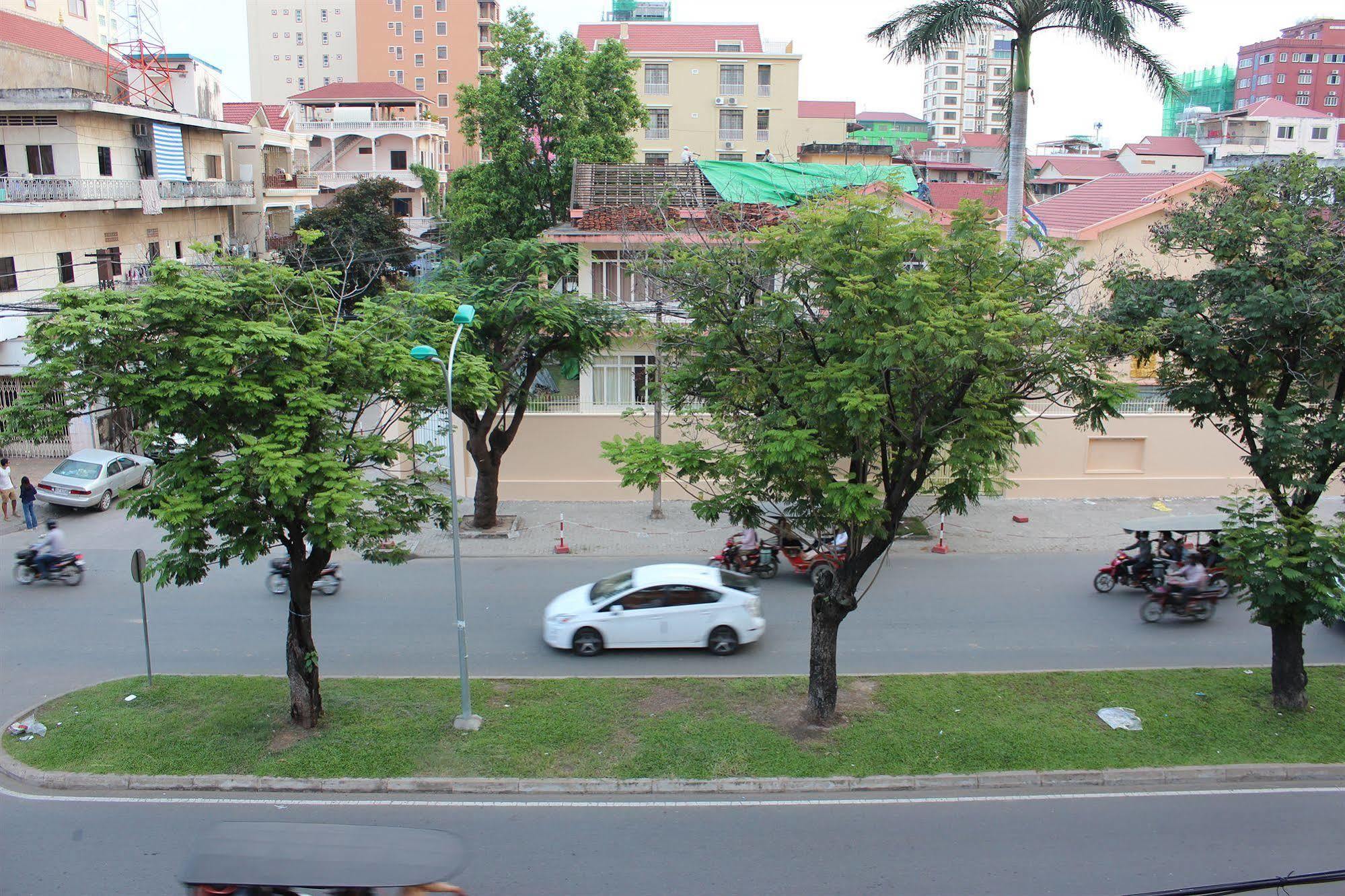Lucky 1 Guesthouse Phnom Penh Exteriör bild